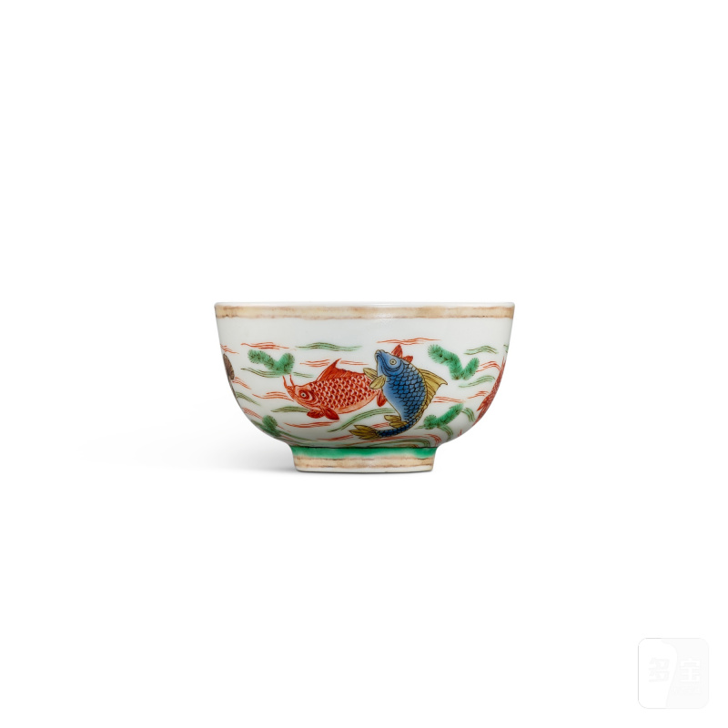 A wucai 'fish' cup, Qing dynasty, Kangxi period | 清康熙 五彩魚藻紋盃 《大明成化年製》仿款 - 图1